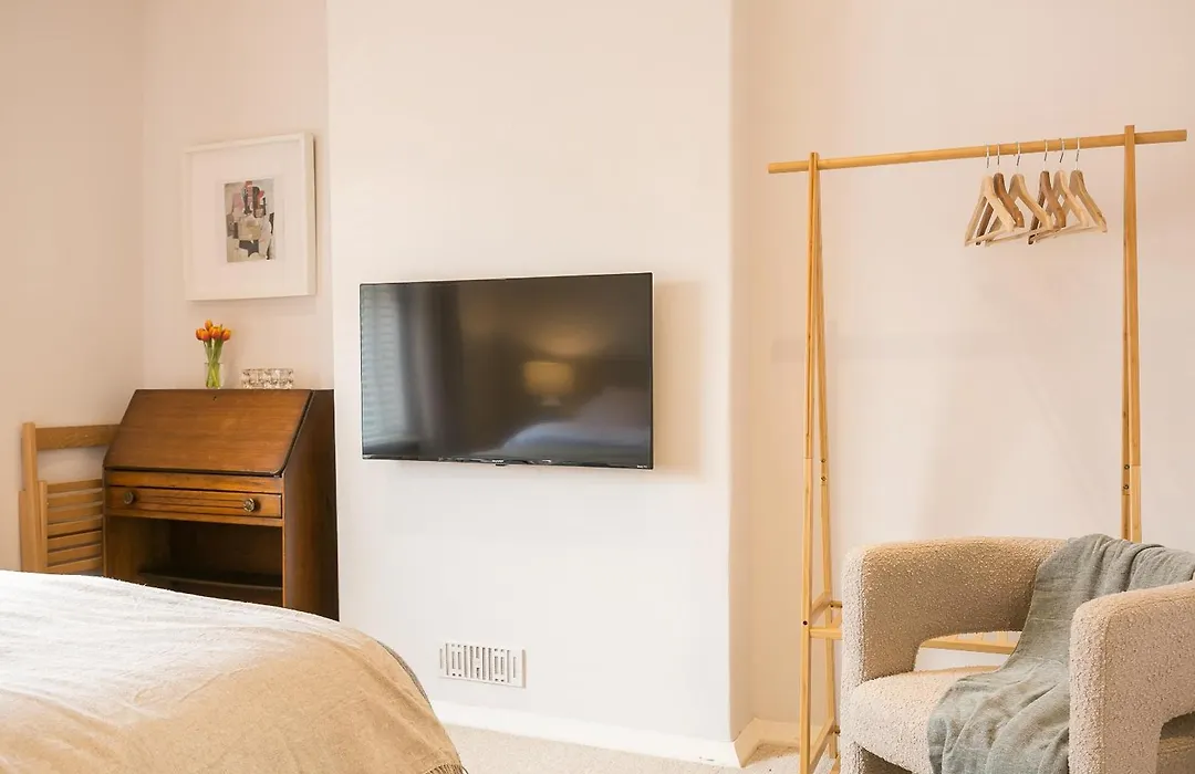 Spacious 4 Bedroom Home - Sleeps 8-1